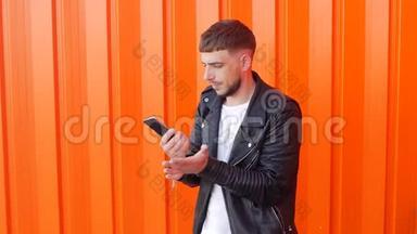 一个留着胡子的年轻人敲着手机，手机接不上网络，移动通讯不畅